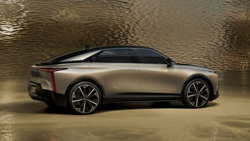 Mit 1,58 Meter Höhe ist der DS No8 ein paar Zentimeter flacher als ein SUV, aber doch höher als eine klassische Limousine. (Bild: DS Automobiles)