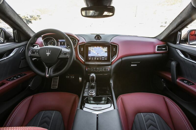Neu ist auch der 8,4-Zoll-Touchscreenmonitor, der zur Kommandozentrale wurde. Mit ihm lassen sich neben der Navigation auch diverse Einstellungen per Fingerdruck erledigen. (Maserati)