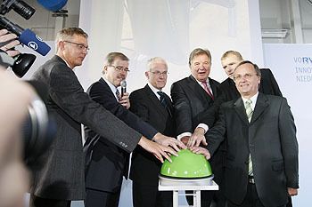 Gemeinsam mit dem nordrhein-westfälischen Ministerpräsidenten Dr. Jürgen Rüttgers gaben der RWE Vorstandsvorsitzende, Dr. Jürgen Großmann, der Vorsitzende der RWE Power, Dr. Johannes Lambertz, Landrat Werner Stump und Vertreter der Projektbeteiligten den offiziellen Startschuss. (v.l.: Prof. Dr. Laurenz Thomsen, Jacobs Universität, Dr. Johannes Lambertz, Dr. Jürgen Rüttgers, Dr. Jürgen Großmann, Dr. Armin Eichholz, Leiter des Kraftwerks Niederaußem und Werner Stump, Landrat des Rhein-Erft-Kreises; Bild: RWE) (Archiv: Vogel Business Media)