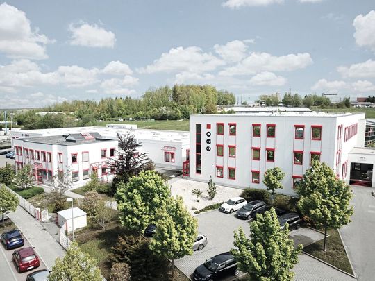 Eine der bedeutendsten Niederlassungen von EAO befindet sich in Auerbach im Vogtland, einer Region mit langer industrieller Tradition und optimaler Lage in der Nähe wichtiger Produktions- und Entwicklungszentren in Deutschland.(Bild:  EAO)