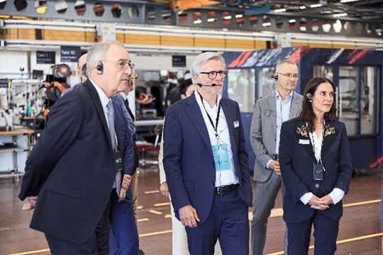Bundespräsident Guy Parmelin beim Besuch der Agathon AG in Bellach zusammen mit Vertretern des Unternehmens und Gästen des «Tags des Familienunternehmens».(Bild:  Agathon AG)