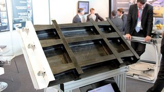 Ein CFK-Türsegment für den Flugzeugbau wurde im One-Shot-Prozess hergestellt.  (Bild: Kraus)