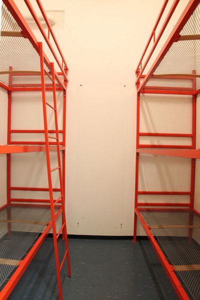 Keine Zuflucht für Klaustrophobische; die Beengtheit galt sowohl für Männer als auch für Frauen. Allerdings ist man davon ausgegangen, dass sich in der Baden-Württembergischen Regierungsmannschaft mehr Männer befinden würden.  (Bild: Comback)