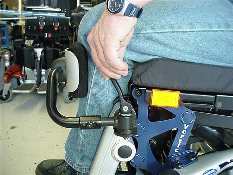 Einsatz als Bedienelement: An einem Reha-Stuhl dient der Exzenterhebel zum Öffnen und Schließen eines Haltebügels. Bügel geöffnet (links) und Bügel geschlossen (rechts). (Archiv: Vogel Business Media)