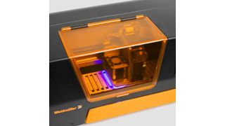 Integrierter Druckkopf mit UV-härtender Tinte sorgt für wisch- und kratzfeste Beschriftung bei 600 dpi – in nur 90 Sekunden pro MultiCard. (Bild: Weidmüller)