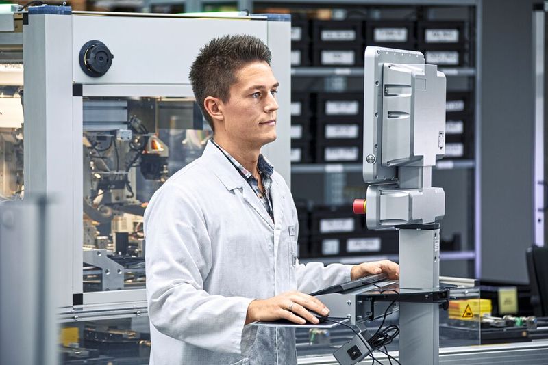 Durch den Wegfall des Umgehäuses und der Installationskosten spart der Anwender Kosten und Platz für die Gesamtlösung ein. (Bild: Phoenix Contact)