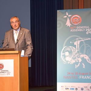 CIRP-Präsident Prof. Monostori eröffnet das 64. Treffen der Produktionstechnik-Forscher in Nantes, Frankreich.