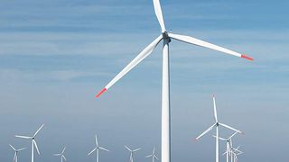 Zur Herstellung von Rotoren für Windkraftanlagen sind Mischanlagen für Epoxydharze notwendig. Bild: Eon (Archiv: Vogel Business Media)