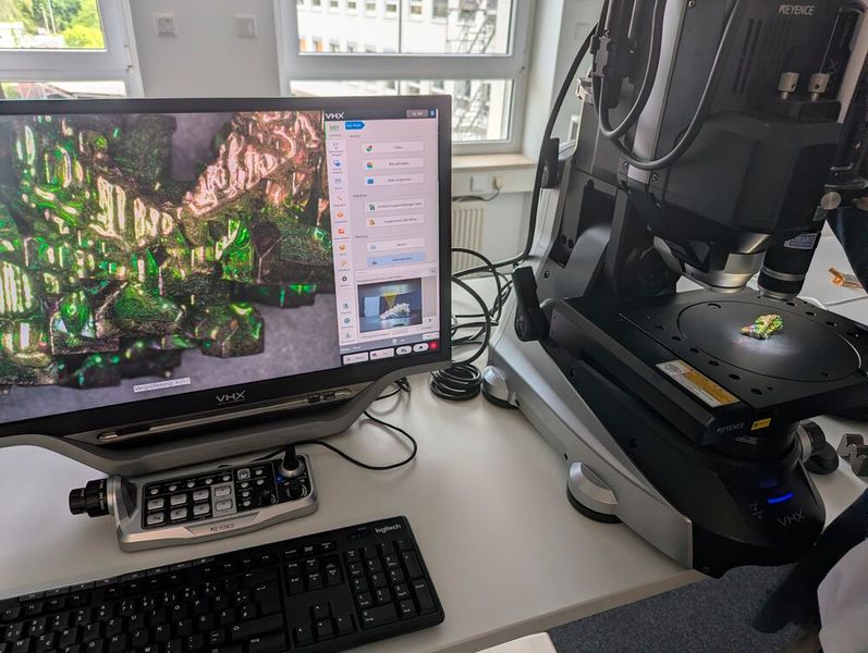 Démonstration de microscopie à la rédaction de LABORPRAXIS. Keyence était en visite chez Vogel Communications Group à Würzburg et a apporté avec elle un microscope numérique complet, écran compris. Ce type de rendez-vous permet de tester ensemble les fonctionnalités de l'appareil et d'examiner directement ses propres échantillons. Ici, par exemple, un cristal de bismuth repose sur la platine. (Image :VCG – Lüttmann)