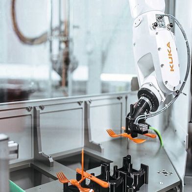 DC drives allow more precise control and faster reaction times in production robots such as those from Kuka.
faster response times. (Image:Kuka Group)