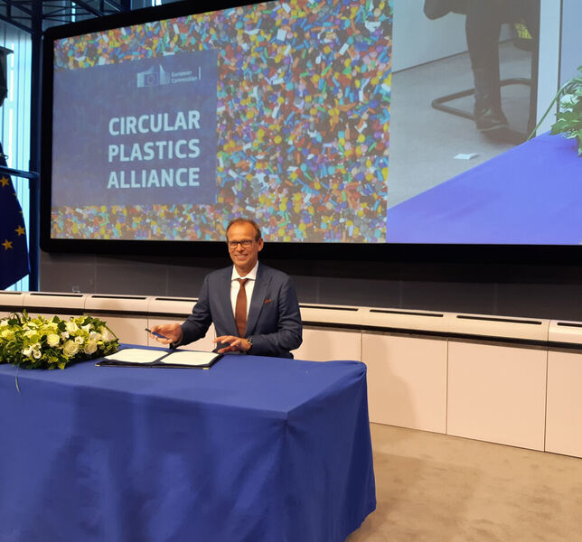 Dr. Christoph Sievering von Covestro besiegelte den Beitritt des Unternehmens zur Circular Plastics Alliance.  (Covestro)