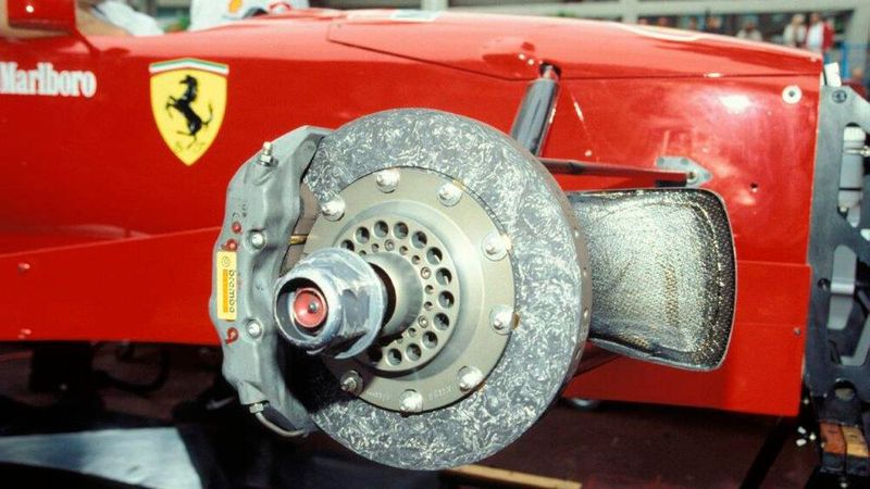 Ab den späten 90er-Jahren bestand das Brembo-Bremssystem aus Karbonscheiben, Karbonbelägen und Monoblock-Aluminiumsätteln. Sie waren eine Schlüsselkomponente für Ferraris Erfolge. Durch die Karbonscheiben und -beläge konnten die Bremsen bei höheren Temperaturen arbeiten, ohne an Leistung zu verlieren, was für die Hochgeschwindigkeits-Bremszonen, die für die Formel 1 typisch sind, unerlässlich war. Die Monoblock-Aluminiumbremssättel, die aus einem einzigen Stück Aluminium gefräst wurden, boten außergewöhnliche Steifigkeit und Festigkeit bei gleichzeitiger Gewichtsreduzierung. Die Konstruktionen ermöglichte es den Fahrern, später und härter zu bremsen und so wertvolle Zeit auf ihre Konkurrenten zu gewinnen. (Bild: Brembo)