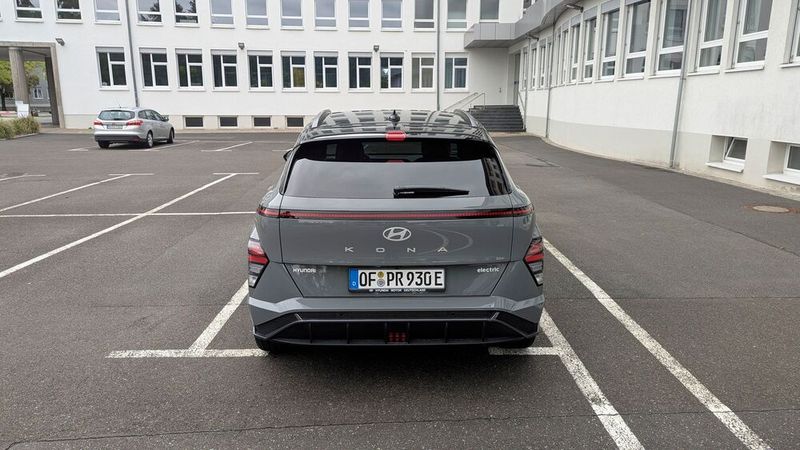 Auch das Heck ist betont glattflächig gestaltet und besitzt wie die Front ein durchgehendes LED-Band und weit außen liegende Leuchteinheiten. (Bild: Rosenow – VCG)