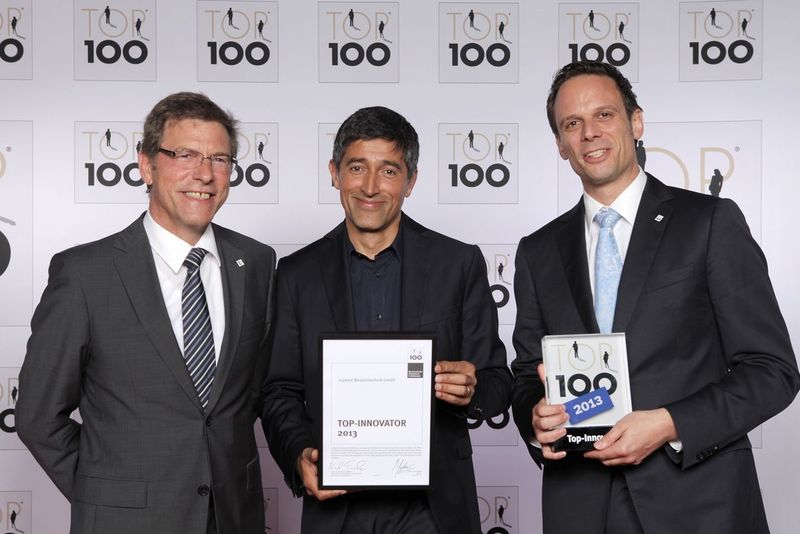 Mentor des Projekts ist der Journalist und TV-Moderator Ranga Yogeshwar (Mitte). Er überreicht Inomed-Geschäftsführer Rudi Mattmüller (links) und dem Leiter der Forschungs- und Entwicklungsabteilung Thilo Krüger (rechts) die Trophäe. (Bild: Inomed)