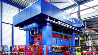 Vor einem Jahr wurde beim Automobilzulieferer Kemmerich in Attendorn eine 1600-t Servopresse in Betrieb genommen. Die Anlage bewies bei kleinen Losgrößen und häufigen Produktwechseln ihre absolute Flexibilität. (Bild: Schuler)