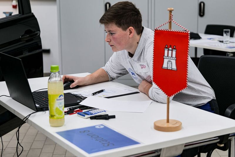 Für jede Aufgabe waren die notwendigen Unterlagen und Daten digital hintgerlegt. Hier sucht Miriam Dickmann nach Daten für einen VW Golf, dessen Motor nicht starten will. (Bild: Schmidt – VCG)