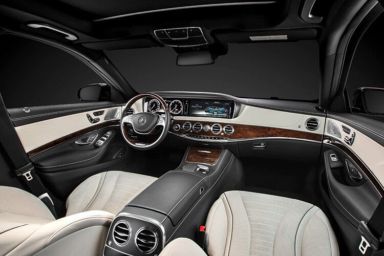 „Optische Weite und formale Ruhe„ verspricht Mercedes mit dem Innenraumdesign. Das Holzzierteil ordneten die Designer bewusst tief an – um eine zweite Ebene des Cockpits zu erschaffen. Eine weitere Besonderheit ist die Ambientebeleuchtung: (Foto: Daimler)