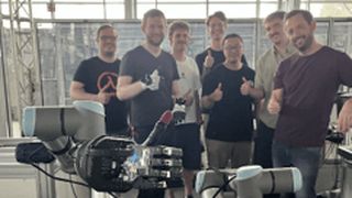 Die Teams von Shadow Robot und dem Fraunhofer IFF arbeiten gemeinsam daran, neue Möglichkeiten für die fingerfertige Roboterhandhabung in der Produktion zu erforschen. (Bild: © Fraunhofer IFF/Shadow Robot)