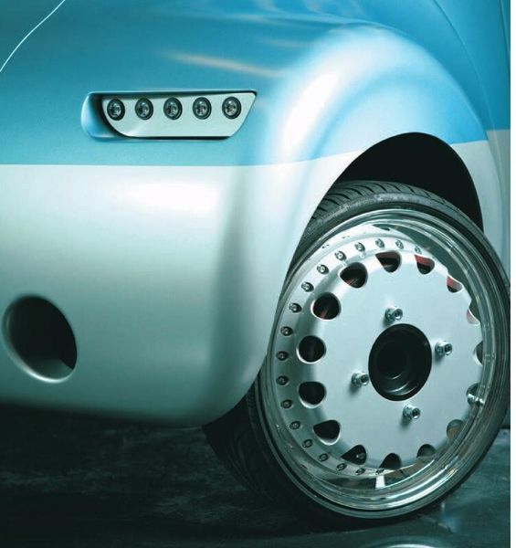 Robomobil: Antrieb und Bremse stecken im Rad. Das Elektromobil nutzt Techniken aus der Robotik. Die Radroboter können einen Winkel von 90 Grad einnehmen und im Krabbengang seitlich fahren. (Bild: DLR)