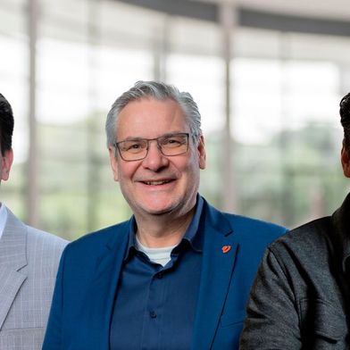 (v. l.) Andreas Rückriegel (Secunet), Christof Orth (Red Hat) und Milos Rusic (Deepset) freuen sich auf die Zusammenarbeit. (Bild: Secunet / Red Hat / Deepset / bearb. m. Canva)