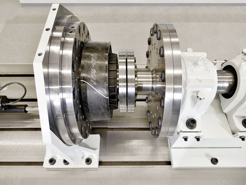 Lebensdauerprüfung: Bauteilprüfung einer hochelastischen Bowex-HEW-Compact an einem nicht-umlaufenden Prüfstand. (Bild: KTR)