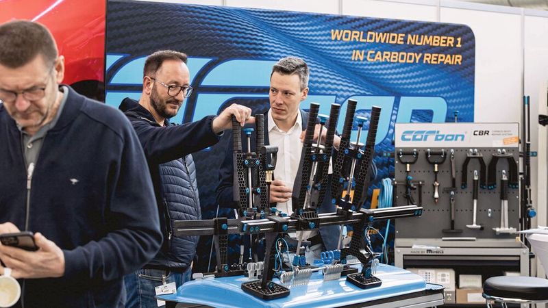 Wenn der Name Programm ist: Der Grundkörper des „Strong Tool“ von Carbon wiegt aufgrund seines Materials aus kohlefaserverstärktem Kunststoff lediglich 4,0 kg. Das muss man einfach mal selbst „erheben“.  (Bild: Stefan Bausewein)