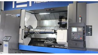 Als XXL-Modell der Hi-Tech-Baureihe zeigte Hwacheon die 850L. Die Maschine drehtschwere Werkstücke bis 920 mm Durchmesser und 3500 mm Länge. (Bild: Kroh)