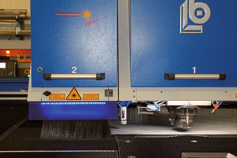 Links ist die eigenständige Faserlaser-Einheit, ausgestattet mit einem Faserlaser Xfocus 1000 mit 1 kW Leistung von Kjellberg, zu sehen, rechts befindet sich die Stanzeinheit. (Boschert)