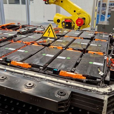 Module in einer E-Auto-Batterie: Eine Reparatur ist heute noch nicht möglich – nur der Austausch. (Bild: RWTH Aachen)