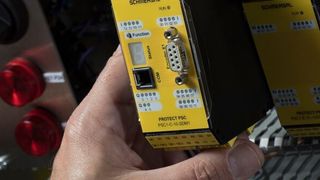 Die Sicherheitssteuerung PSC1 sorgt im Zusammenspiel mit sechs Erweiterungsmodulen für die sichere Signalauswertung der Not-Halt-Komponenten an einer Aufschnittmaschine. (Schmersal)