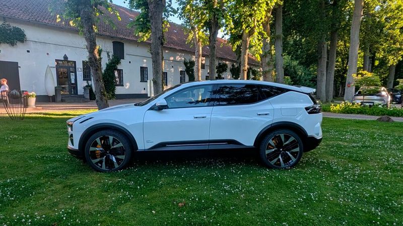 Seine 4,9 Meter Länge sieht man dem Polestar 3 dank seiner coupéhaften Linienführung nicht an. Im Vergleich zum techisch eng verwandten Volvo EX90 wirkt er kompakter. Dazu trägt auch die für ein SUV recht niedrige Höhe von 1,6 Metern bei.  (Bild: Mauritz – VCG)