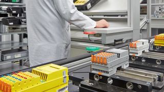 Die modular aufgebaute Produktionslinie integriert manuelle Arbeitsplätze für Montageaufgaben und automatisierte Prozessmodule für Beschriftungs- sowie Prüfprozesse. (Bild: Phoenix Contact )