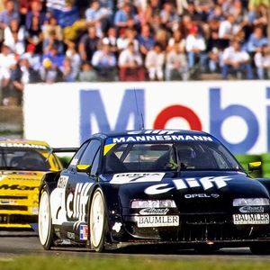 Während der Winterpause hatte Opel seine Fahrzeuge verbessert und setzte im Vorfeld Maßstäbe für die 1996er Saison. Von Anfang an erwies sich Manuel Reuter als Opel-Fahrer Nummer eins. Aber auch die anderen Opel-Piloten überzeugten durch gute Leistungen. In Helsinki fuhr Opel ein dominierendes Rennen. In beiden Läufen besetzten Opel-Piloten Platz eins bis drei. Am Norisring spielte sich Ähnliches ab. Ludwig gewann beide Rennen vor Alzen und Lehto. Nachdem Reuter einen Sieg in Hockenheim und am Eifelrennen verbuchen konnte, war er früh auf taktisches Fahren und Punktesammeln eingestellt. (Bild:  Opel Automobile GmbH)