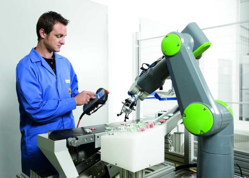 Roboter Teachen mit Handbedienterminal. (Keba)