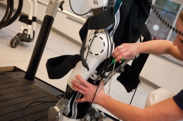 Handarbeit gefordert: Teile von HAL müssen mit dem Schraubenzieher befestigt werden. (Marion Nelle)