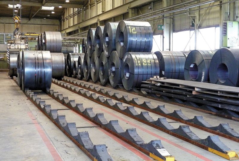 Bei der Hörmann Automotive Gustavsburg GmbH werden die Platinen für Lkw-Längsträger vom Coil abgearbeitet. Permanent warten die schweren Kolosse vor der Kohler-Richtanlage auf ihre Weiterverarbeitung. (Bild: Kuhn)