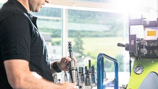 Werkzeuge einfach zuverlässig spannen: In einem automatischen Arbeitsablauf spannt die Spanneinheit PGU 9500 mit dem Spannsystem powRgrip Schaftfräser schnell und sicher.  (Rego-Fix AG)