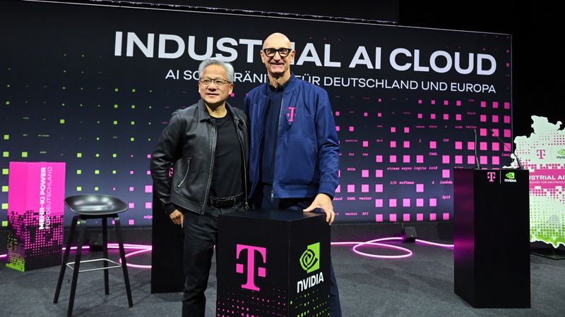 Jensen Huang, CEO von Nividia, und Tim Höttges, CEO der Deutsche Telekom AG, präsentieren in Berlin die Industrial AI Cloud.(Bild:  Deutsche Telekom)