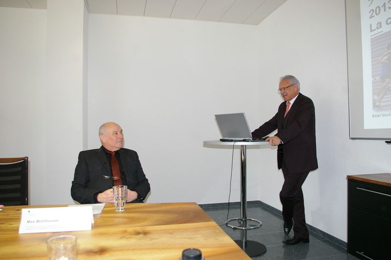 Conférence de la promotion économique du canton de Fribourg au sein de l'entreprise Plastechnik AG. Avec à gauche M. Max Wohlhauser et à droite Beat Vonlanthen, directeur de l'économie et de l'emploi de Fribourg. (Image: MSM / JR Gonthier)