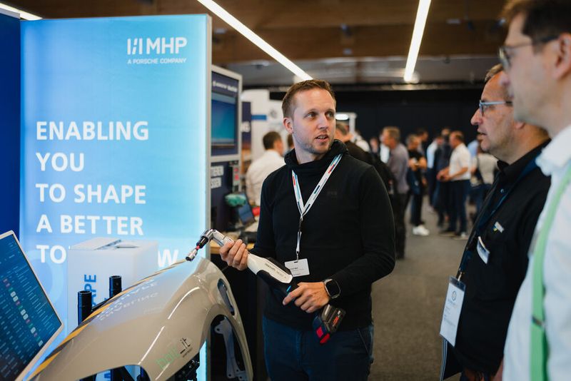 Ausgiebige Fachgespräche waren das Highlight für die 82 Aussteller der Schraubtec in LAndshut. (Bild: Tino Boecher)