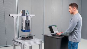 Laservibrometer wie das VibroFlex oder das VibroScan messen berührungslos über den Doppler-Effekt die Schwinggeschwindigkeit an der Bauteiloberfläche  (Bild: Polytec)