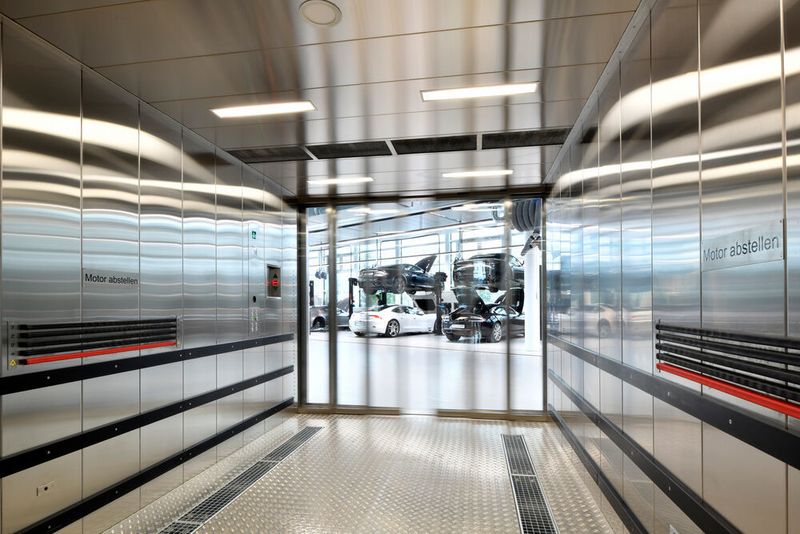 Das Gebäude besteht zu einem Großteil aus Glasoberflächen und wurde nach den neusten Designvorgaben erbaut. (Aston Martin)