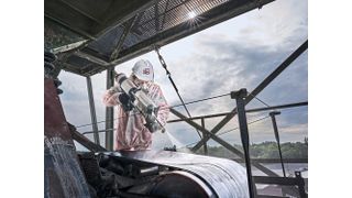 Eine Beschichtung verlängert den Lebenszyklus des Fördergurtes und schließt Lücken in zeitkritischen Prozessen. Solange kein kompletter Austausch des Gurtes notwendig ist, ermöglicht das Produkt eine mehrfach wiederholbare und wirtschaftliche Instandsetzung.  (Bild: Rema Tip Top)