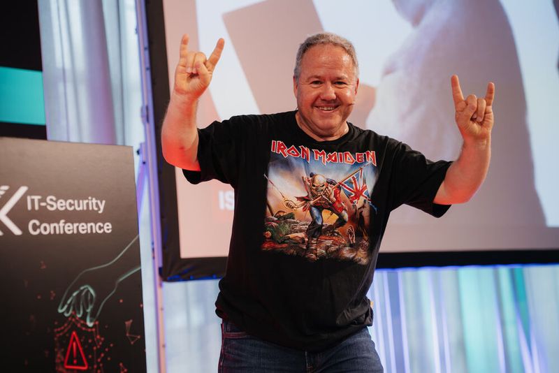 Besondere Highlights waren außerdem die erfrischende Abschluss-Keynote „Chat mit dem Feind: wenn wir mit Hackern verhandeln müssen“ von Comedyhacker Tobias Schrödel ... (Bild: Manuel Emme)
