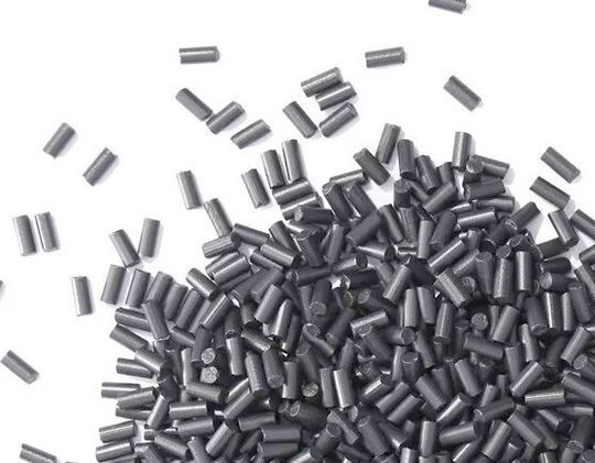 Hier sieht man künstliche Feuersteine, wie sie in üblichen Feuerzeugen für den zündenden Funken sorgen. Sie beinhalten das Element Cer, das zu den seltenen Erden zählt. Der Kampf um diese Rohstoffe ist voll im Gang. Aber China wird den Handel damit noch lange dominieren ...(Bild:  Magnumium)