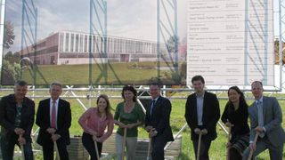 Spatenstich für die neue Wittenstein Innovationsfabrikbei strahlendem Sonnenschein: Im Bild von links: Andreas Bokmeier (Bokmeier GmbH, Bauunternehmen), Dr. Manfred Wittenstein (Vorstandsvorsitzender der Wittenstein AG), Dr. Anna-Katharina Wittenstein (Geschäftsführung Wittenstein AG Schweiz), Edith Wittenstein (Ehefrau von Dr. Manfred Wittenstein), Karl-Heinz Schwarz (Vorstands-sprecher der Wittenstein AG), Frank Menikheim (Bürgermeister Igersheim), Jutta Kreissl (HENN Architekten), Dr. Michael Geier (Projektleiter der Wittenstein Innovationsfabrik). (Bild: Wittenstein)