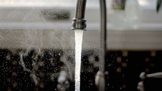 Die Analytik von Trinkwasser ist ein wichtiges Feld im Labor und über die Jahrzehnte immer genauer geworden (Symbolbild). (gemeinfrei, Imani)