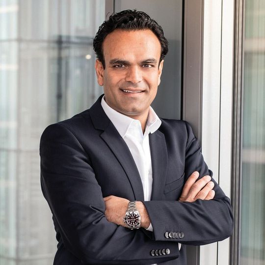 Santosh Wadwa verantwortet seit April 2019 als Head of Channel Sales das Partngergeschäft von Fujitsu in Zentraleuropa.(Bild:  yveskrier.com)