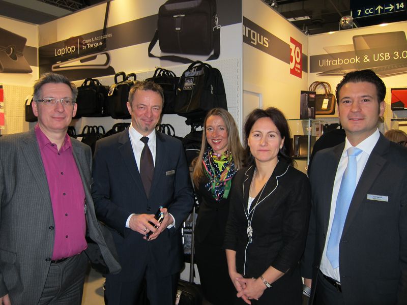 Alles um die Tasche ging es beim Targus-Team (v.l.): Volker Hartleif, Karl Tucholski, Simone Merkel, Katalin Tészás, Safak Göktas (IT-BUSINESS)