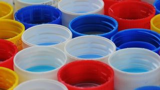 Plastik-Weichmacher sind allgegenwärtig – auch im Körper des Menschen? (Bild: goranmx)
